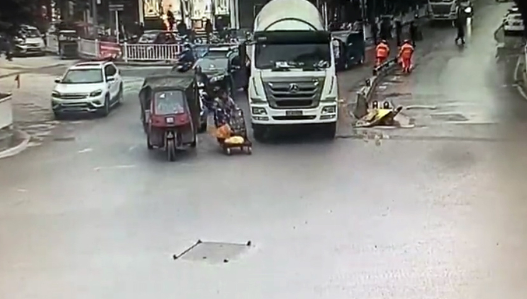 Read more about the article Woman Pushing Handcart Escapes Concrete Mixer Crushing