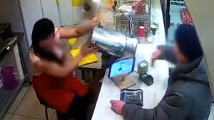 Read more about the article Angry Customer Throws Boiling Water Over Hot Dog Girl