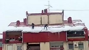 Read more about the article OMG: Men Sweep Snow From Roof Of 8-Storey Building