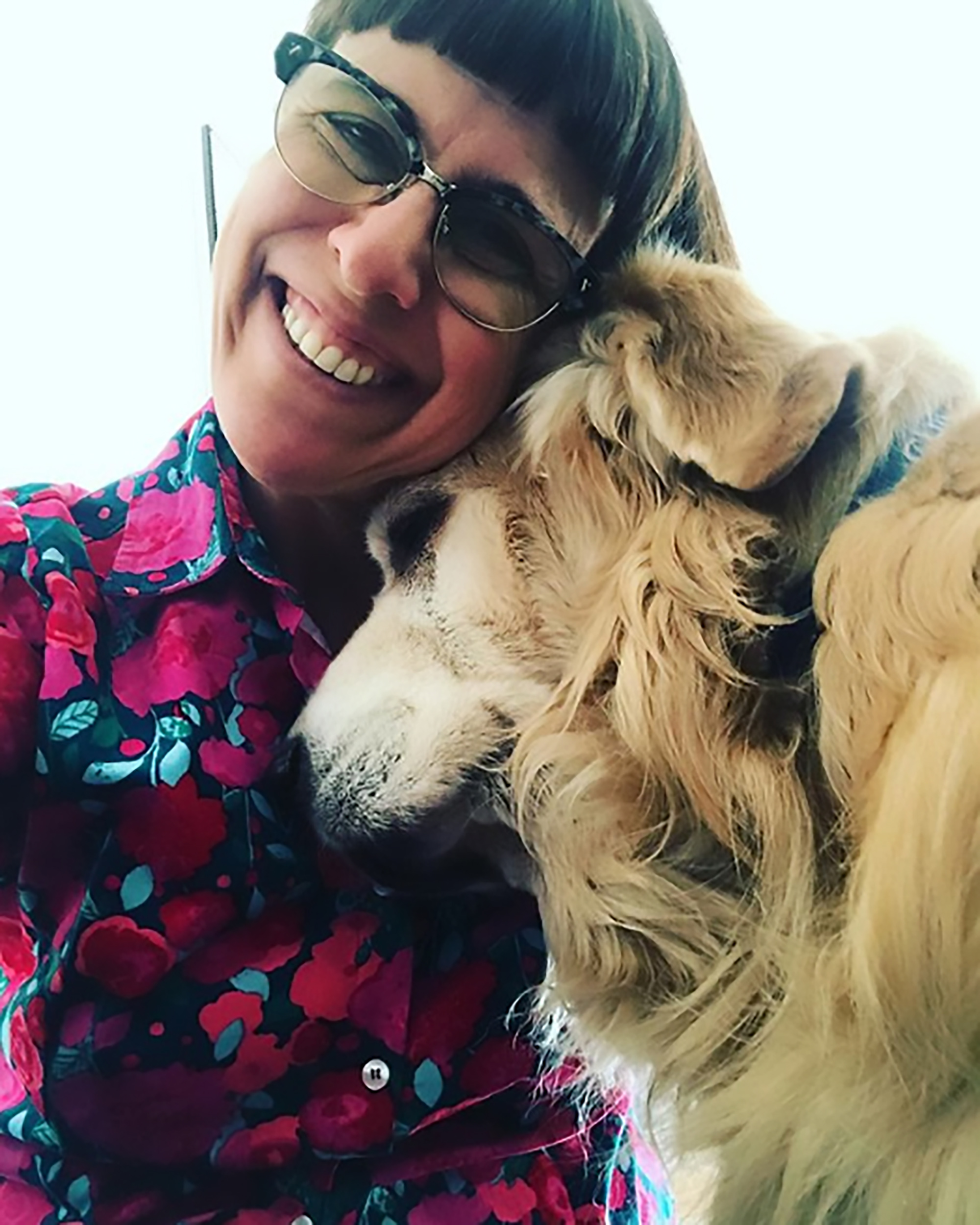 Read more about the article Woman Sings Heartbreaking Goodbye To Beloved Pet Dog