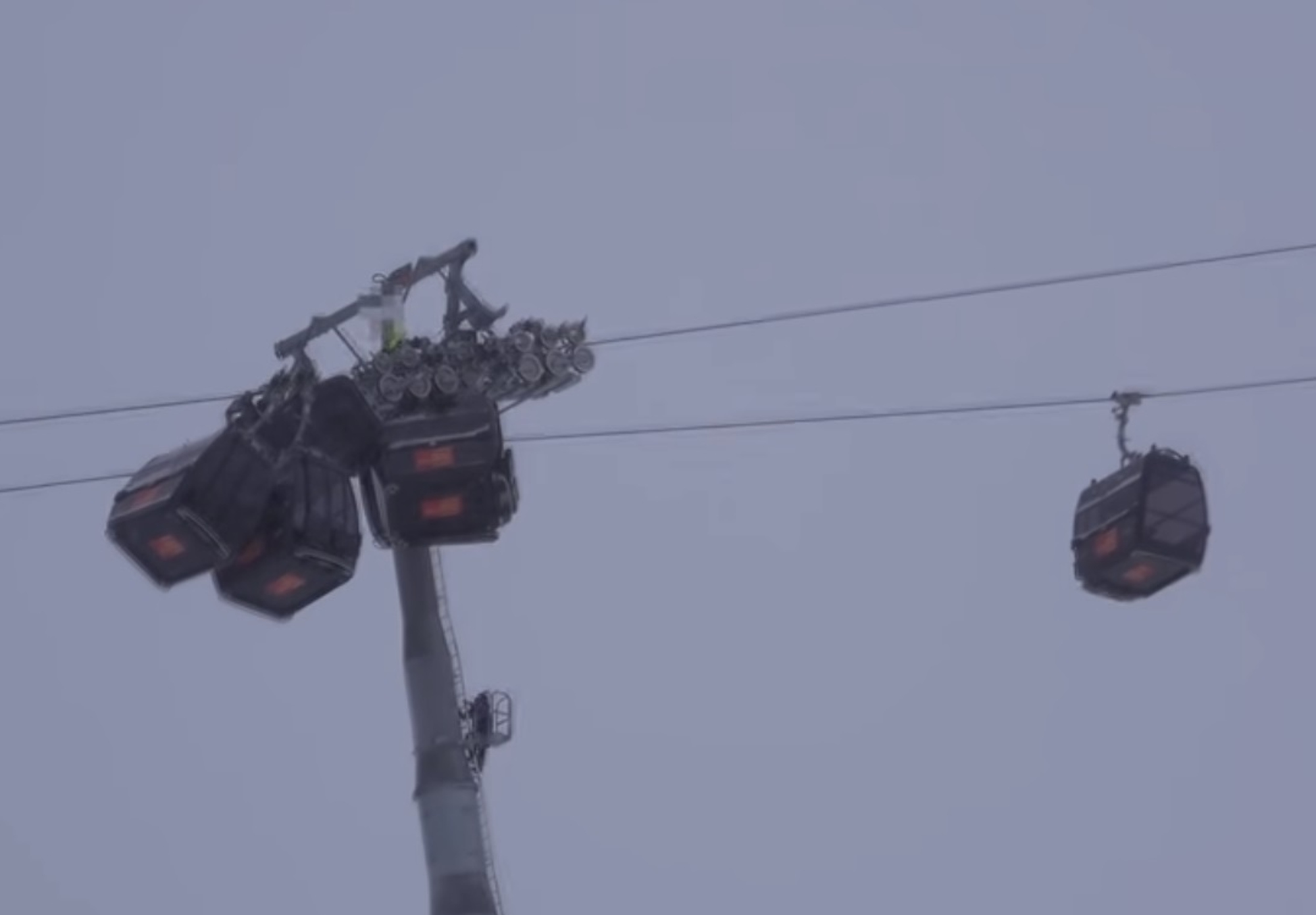 Ski Lift Gondolas In Bizarre Mass Pileup In High Winds - ViralTab