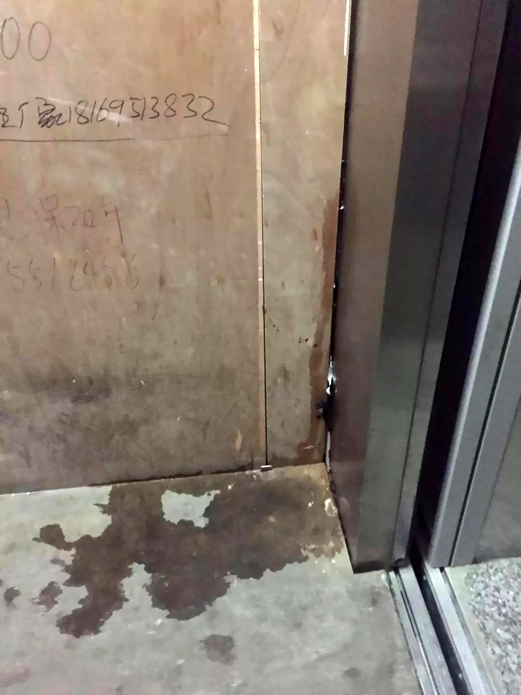 Read more about the article Drunk Delivery Man Sacked For Peeing In Lift