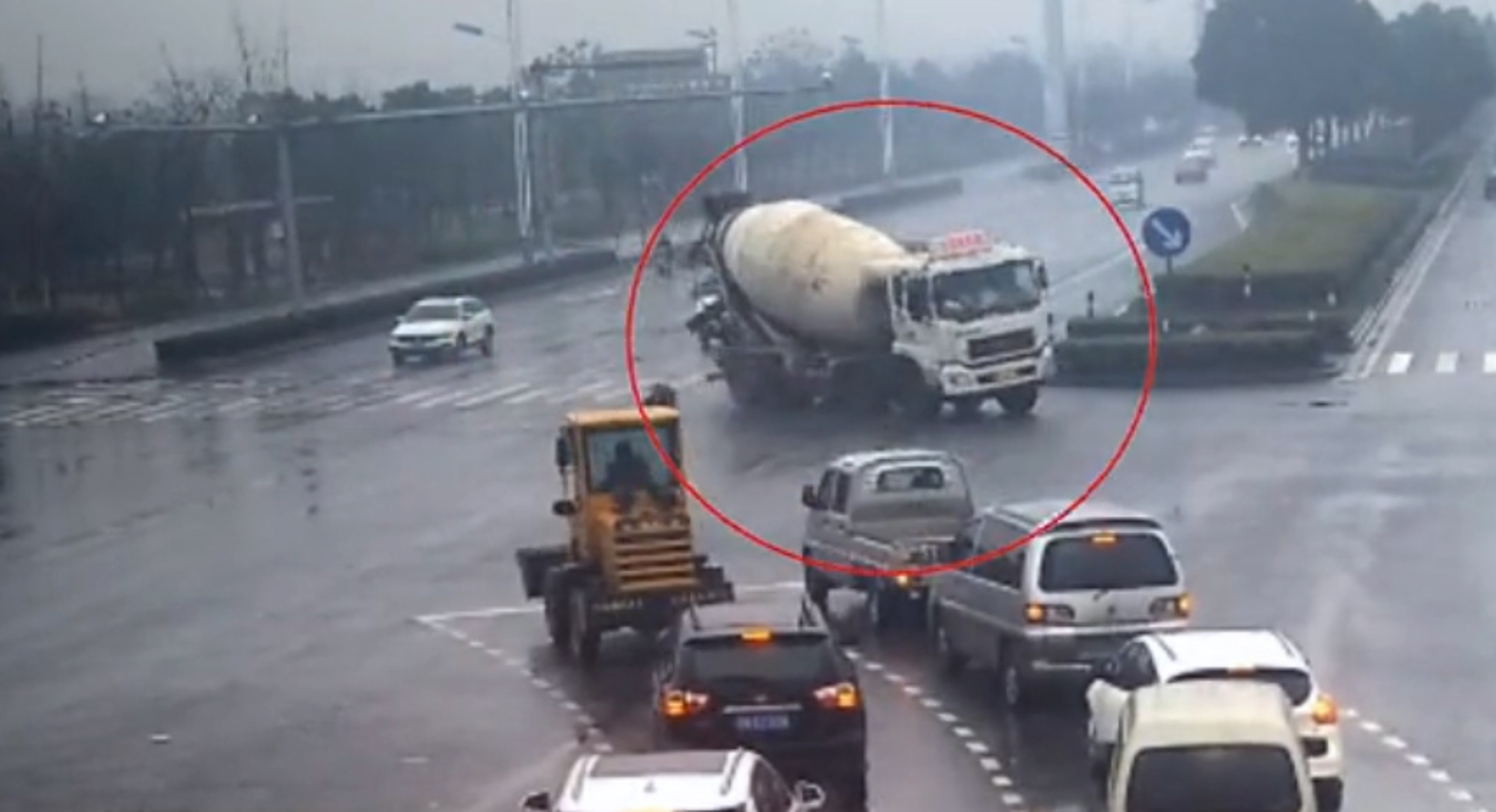 Read more about the article Huge Cement Mixer Almost Tips Over Avoiding Schoolboy