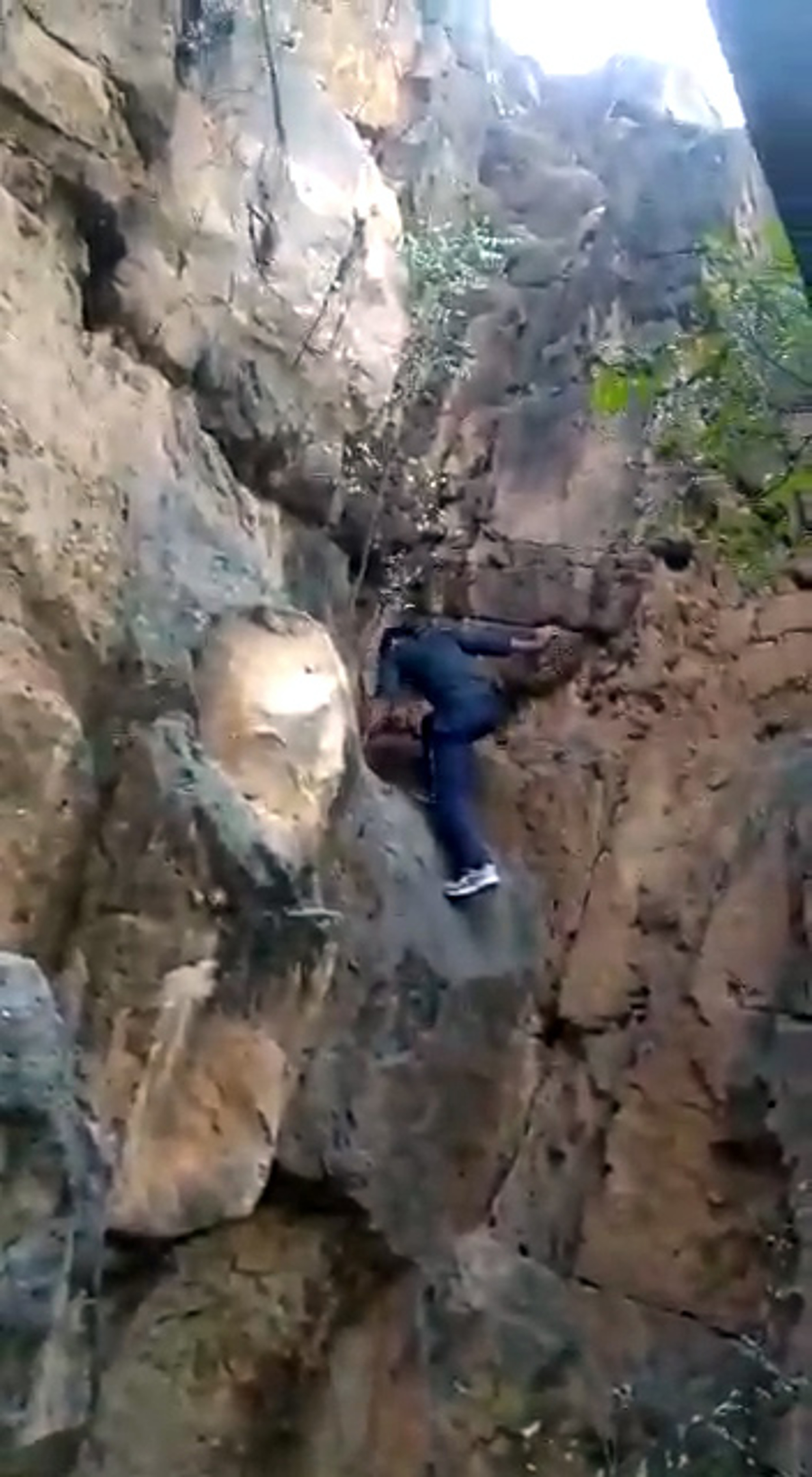 Free Climber Slips And Falls To Death On Camera - ViralTab