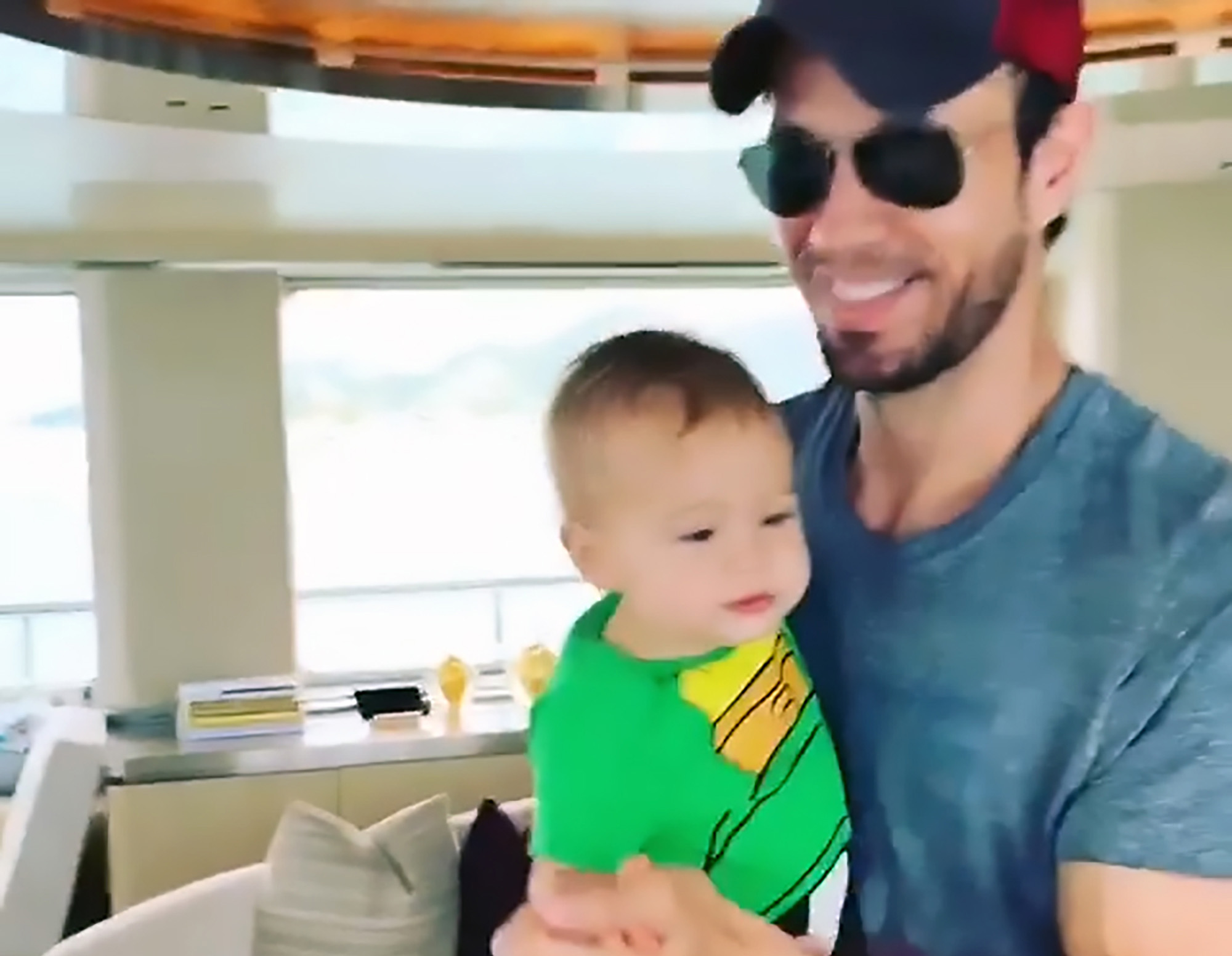 Read more about the article Touching Xmas Video Of Enrique Iglesias With Twin Kids