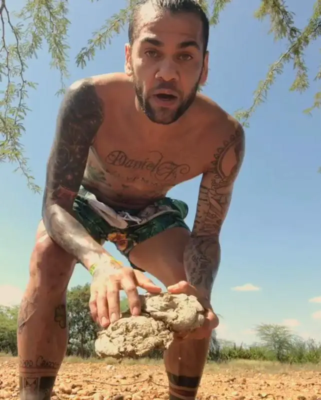 Read more about the article Dani Alves Picks Up Cow Pat In Bizarre Video