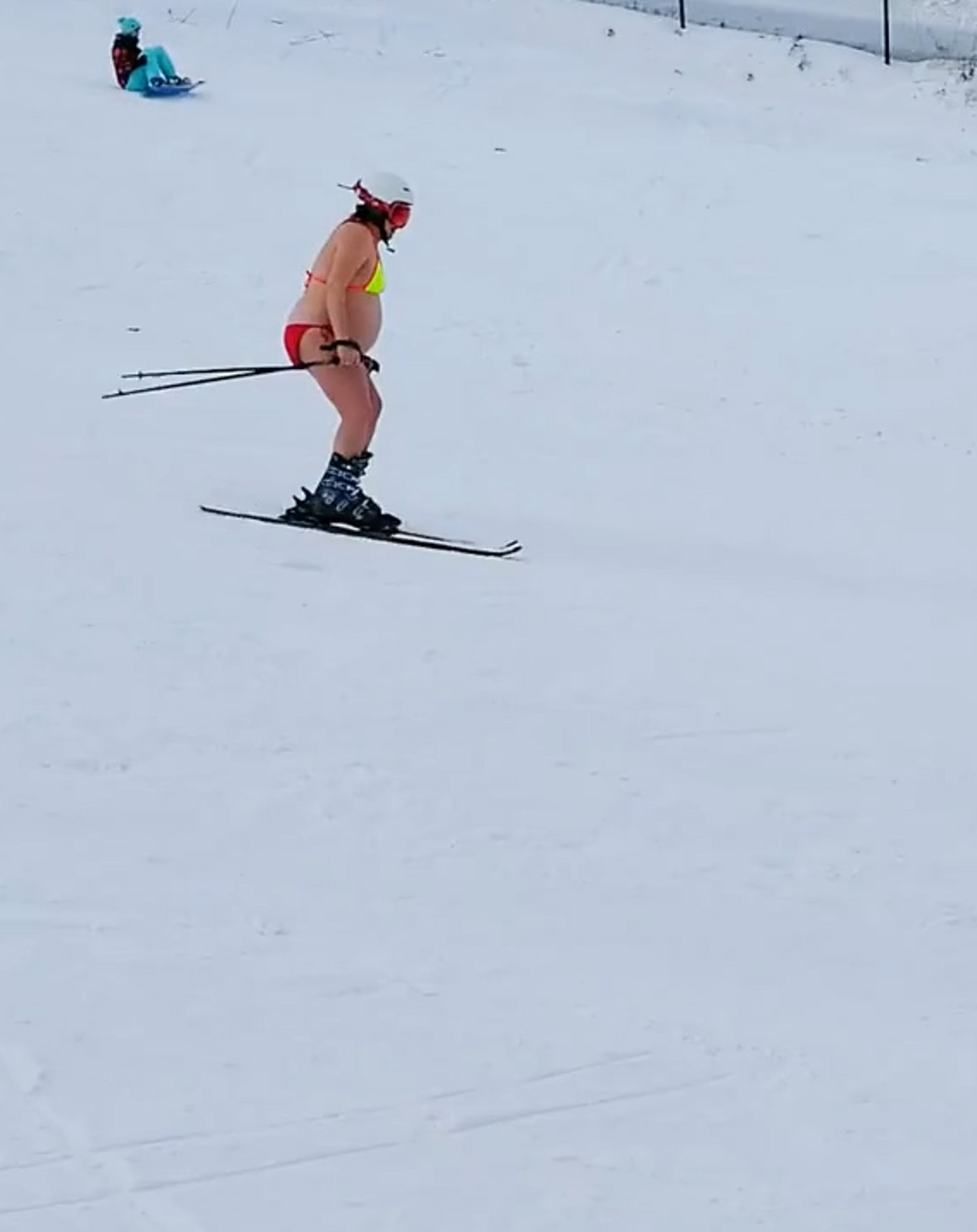 Read more about the article Heavily Pregnant Woman in Bikini Goes Skiing