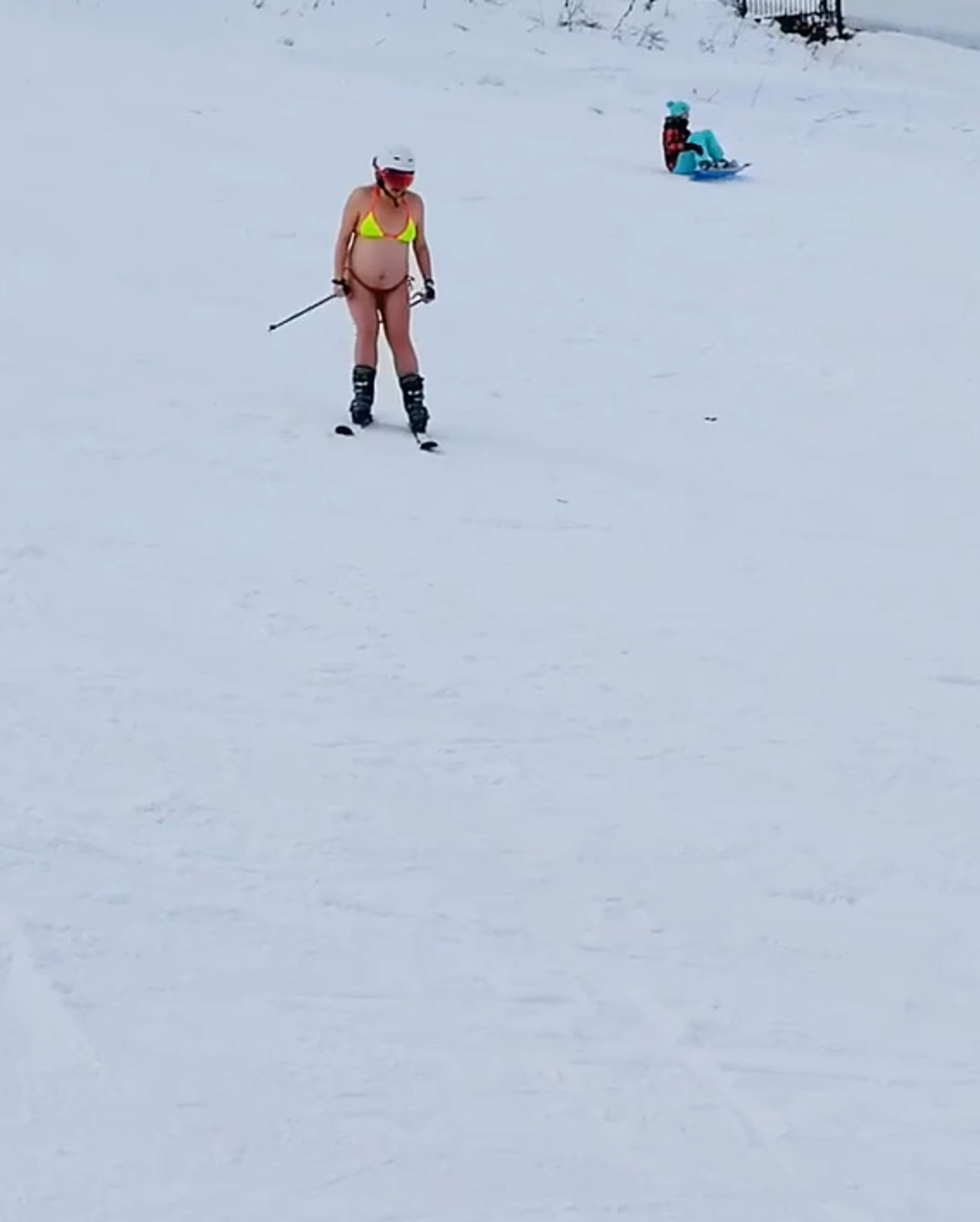 Heavily Pregnant Woman In Bikini Goes Skiing Viraltab 1518