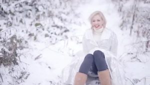 Read more about the article Blooper: Hot Singer Falls On Bum Filming Snow Music Vid