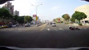 Read more about the article Bikers Hilarious Wheelie Fail Caught On Dashcam