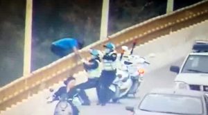 Read more about the article Female Cops Grab Onto Man Jumping From Bridge