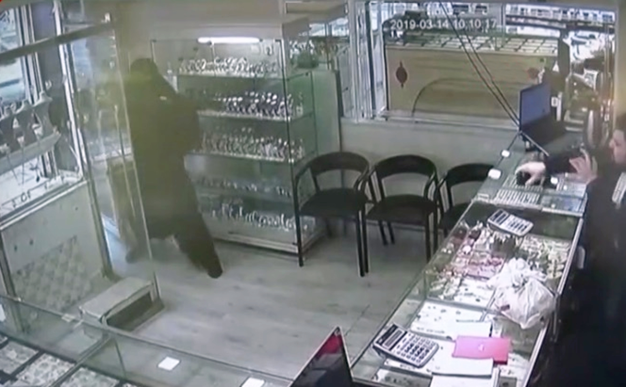 Read more about the article Jeweller Scares Gun-Toting Crooks With Tape Dispenser