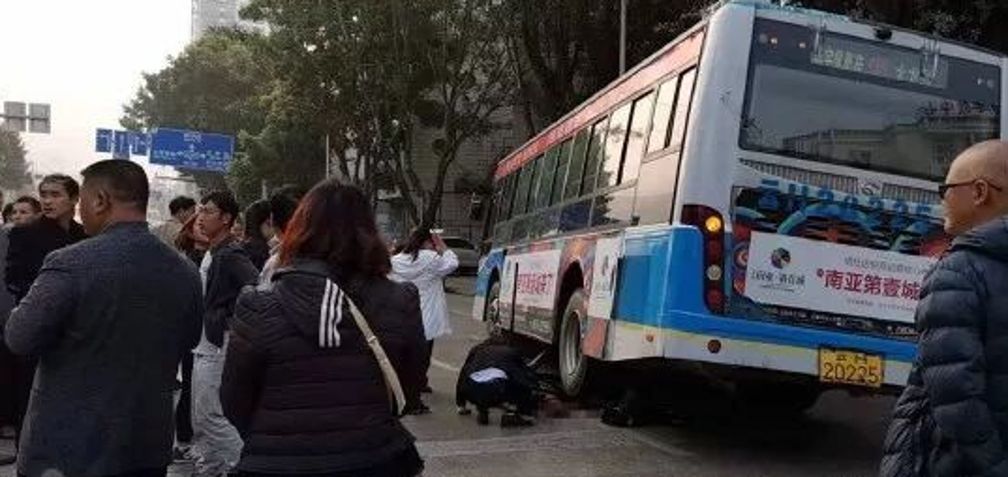 Read more about the article Bus Passengers Fail In Bid To Lift Bus From Crushed OAP