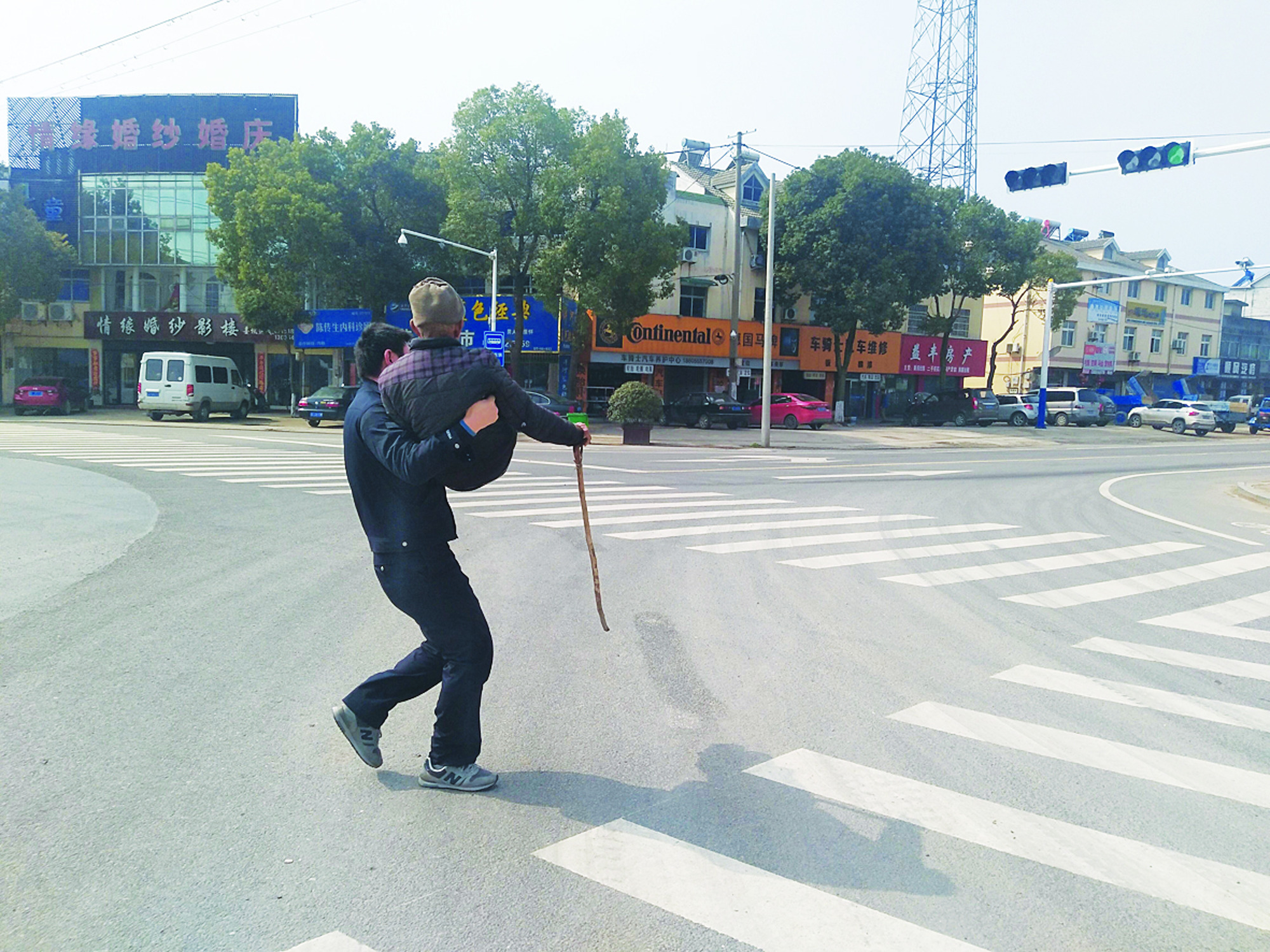 Read more about the article Kind Cop Carries OAP In Arms To Cross Road