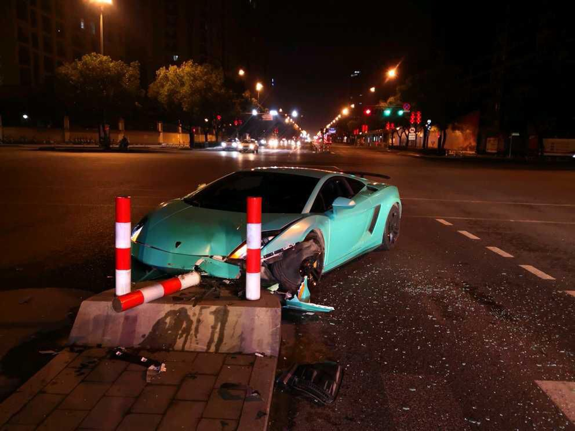 Read more about the article Bungling Lamborghini Driver In Traffic Island Crash