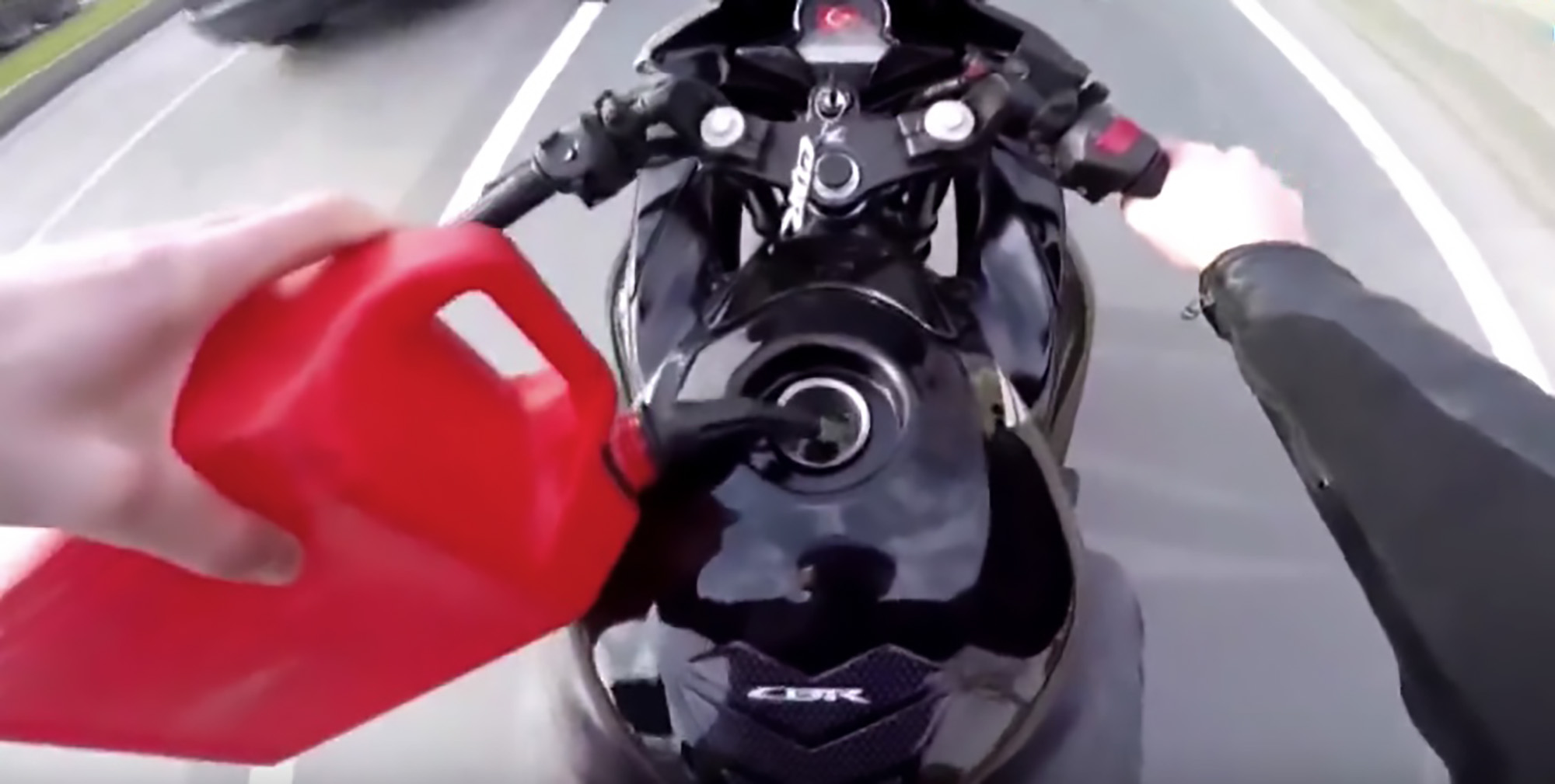 Read more about the article No-Hands Biker Fills Up Tank Whilst Riding On Busy Road
