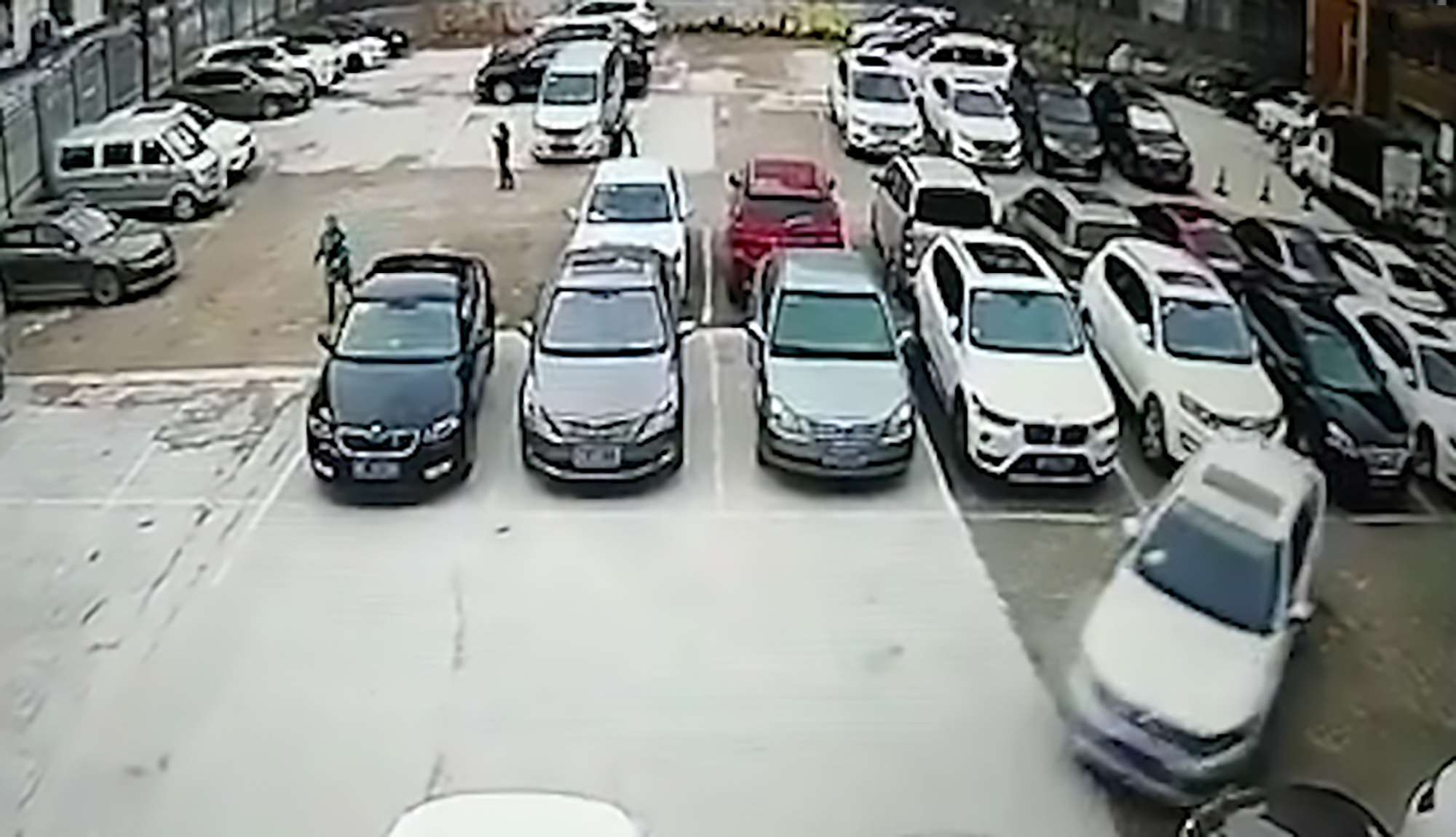 Read more about the article Bungling Woman Driver Hits 6 Cars While Trying To Park