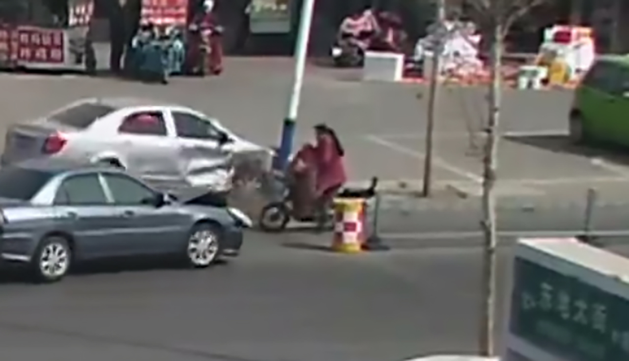 Read more about the article Crashing Cars Narrowly Avoid Lucky Moped Woman