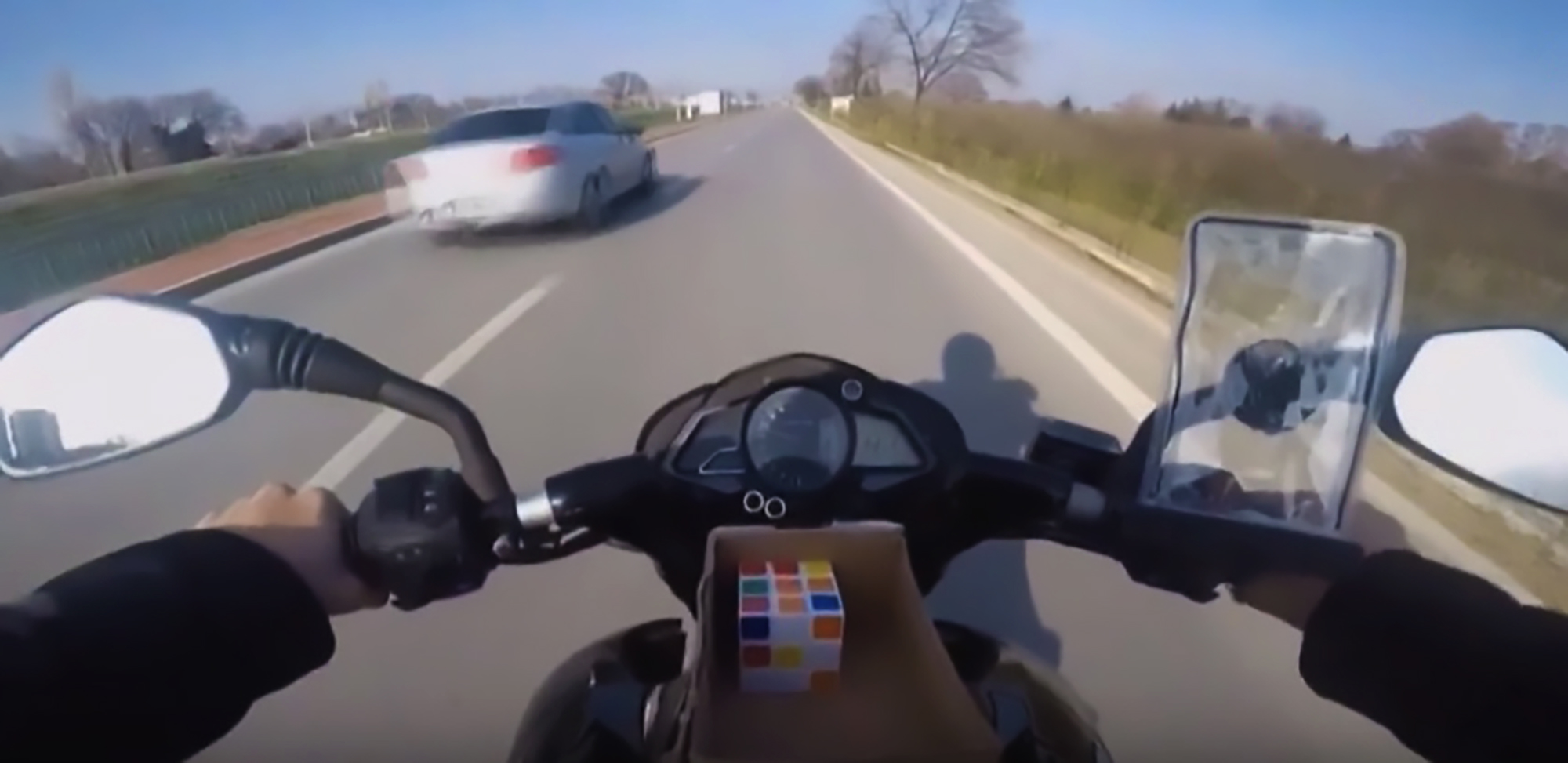 Read more about the article Motorbiker Solves Rubiks Cube While Riding In Traffic