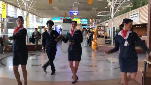 Read more about the article Pilot And Air Hostesses Do La La Land Dance In Airport