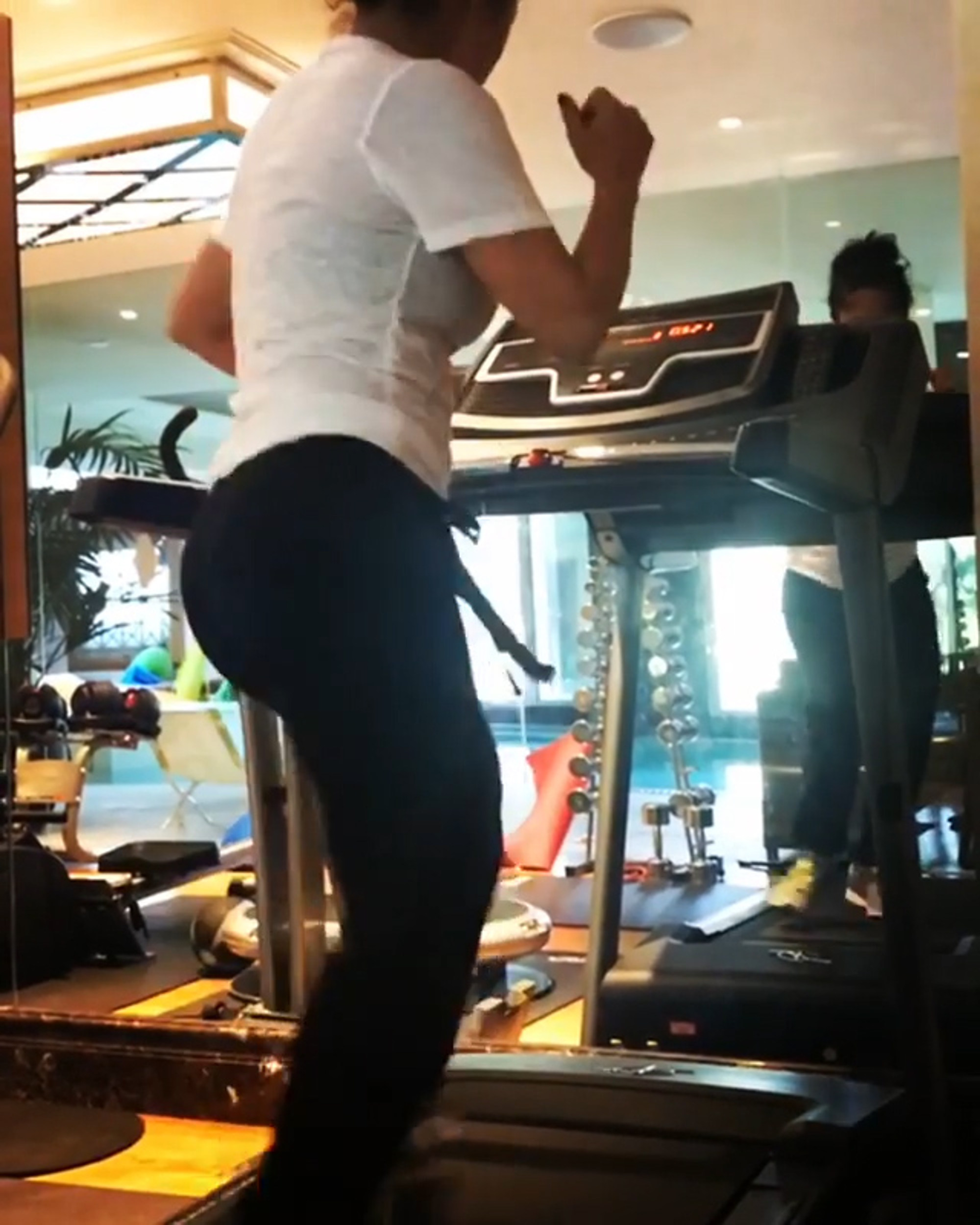 Read more about the article Salma Hayek Wiggles Bum During Treadmill Dance