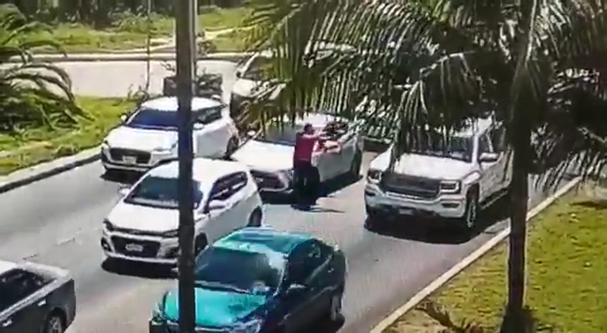 Read more about the article Cancun Gunman Opens Fire In Heavy Traffic Killing 3