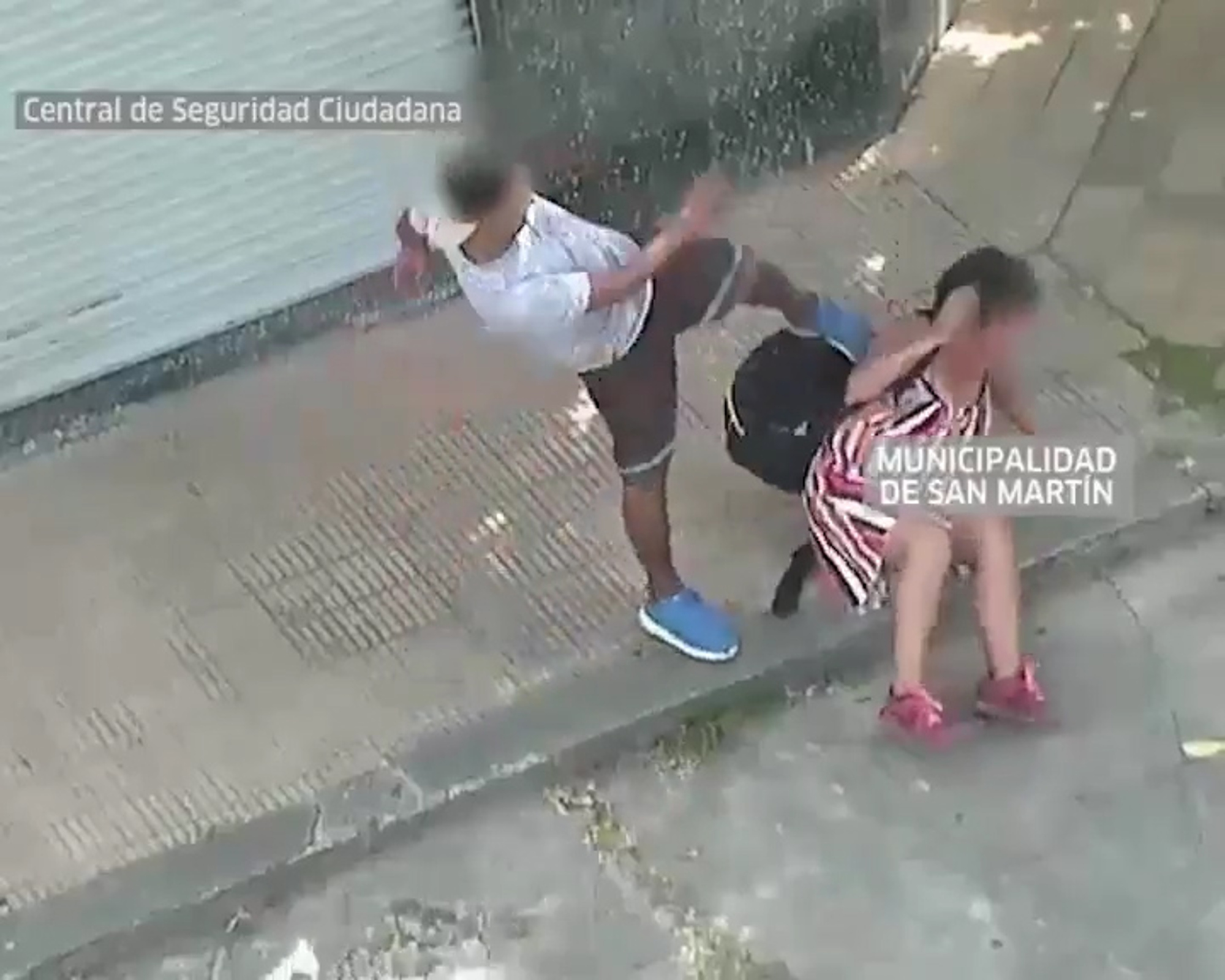 Read more about the article Viral: Moment Drunk Man Violently Beats Up Ex In Street