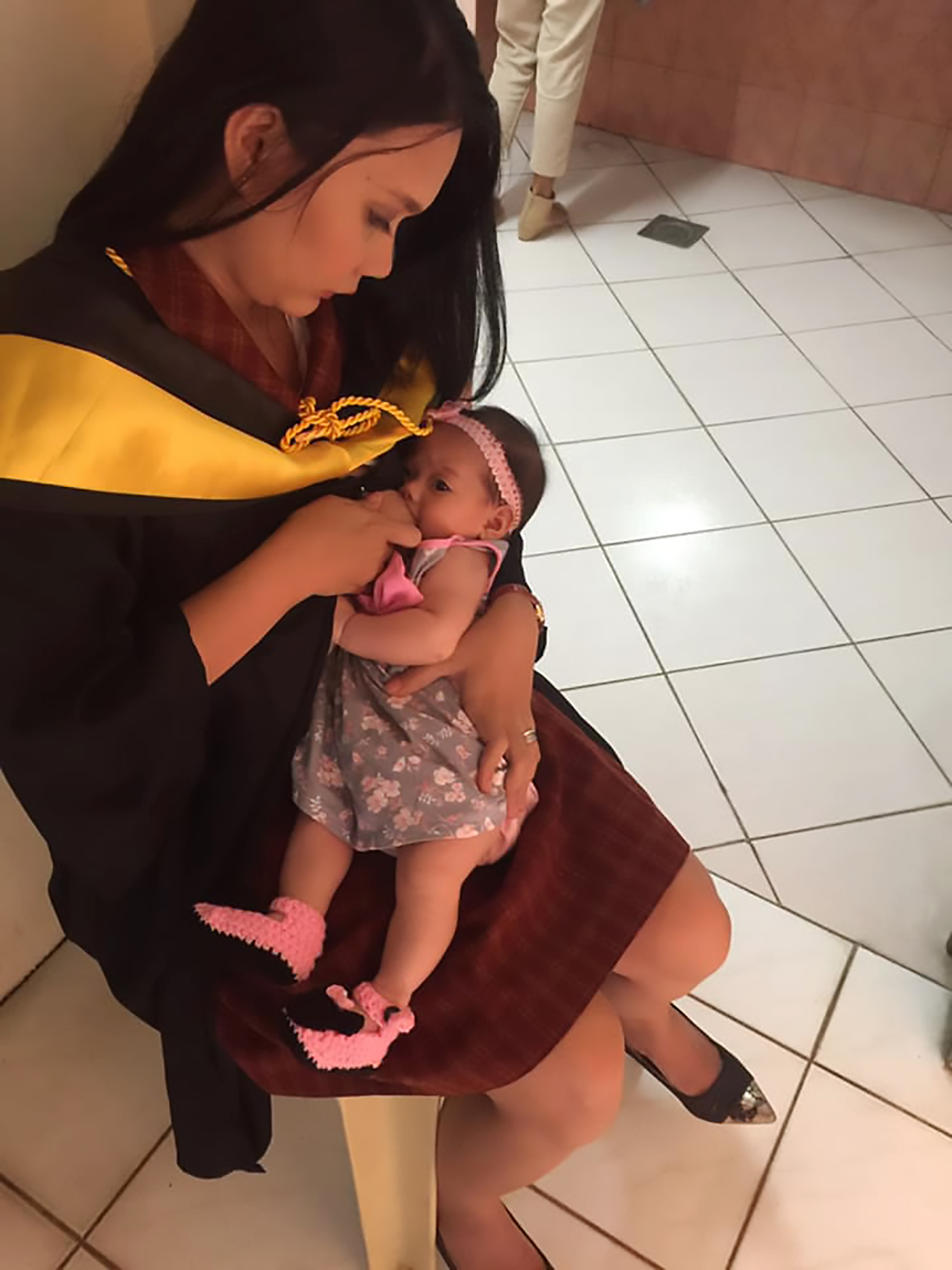 Read more about the article Student Beauty Praised For Breastfeeding At Graduation