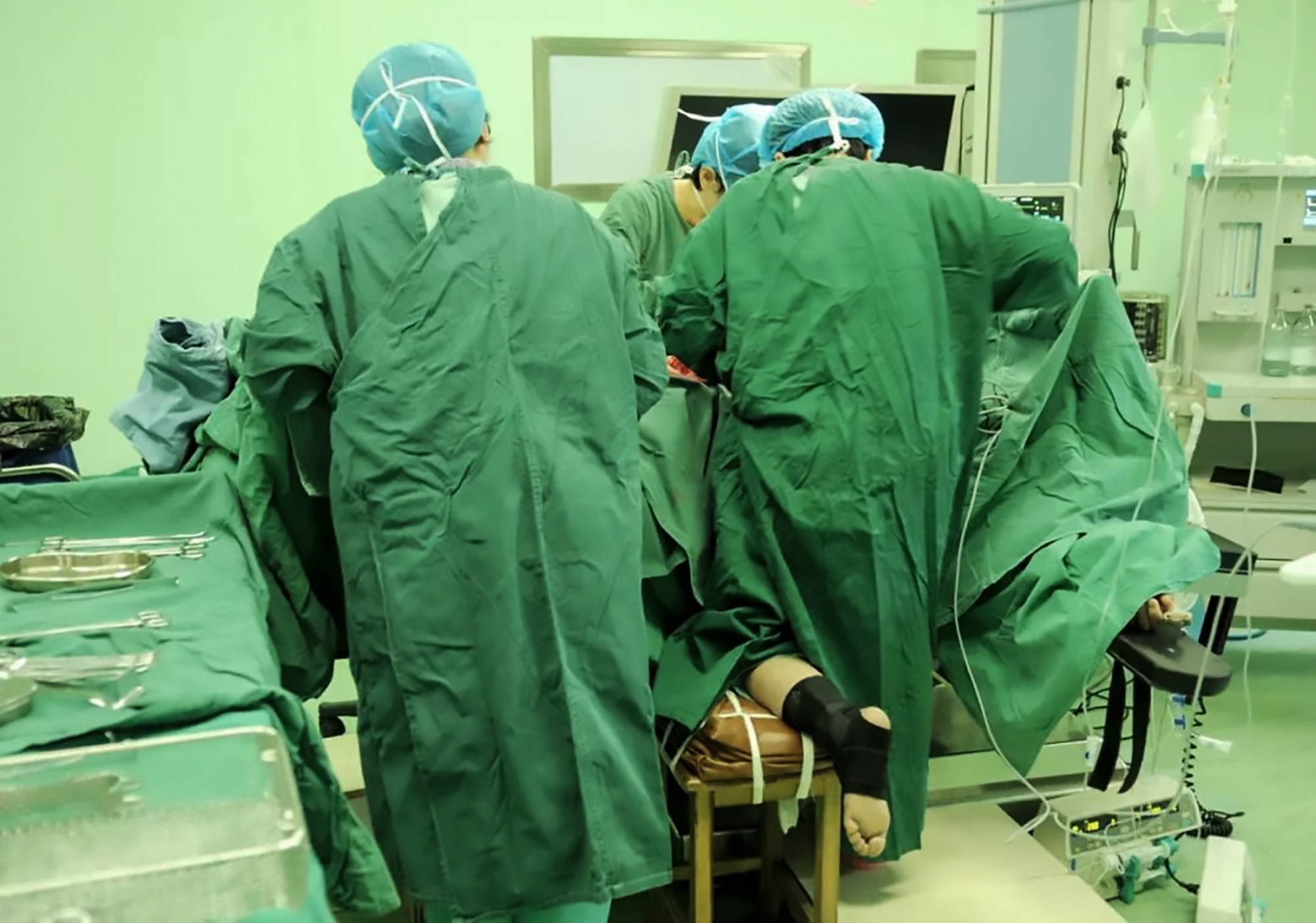 Read more about the article Surgeon With Broken Foot Does Op On One Knee