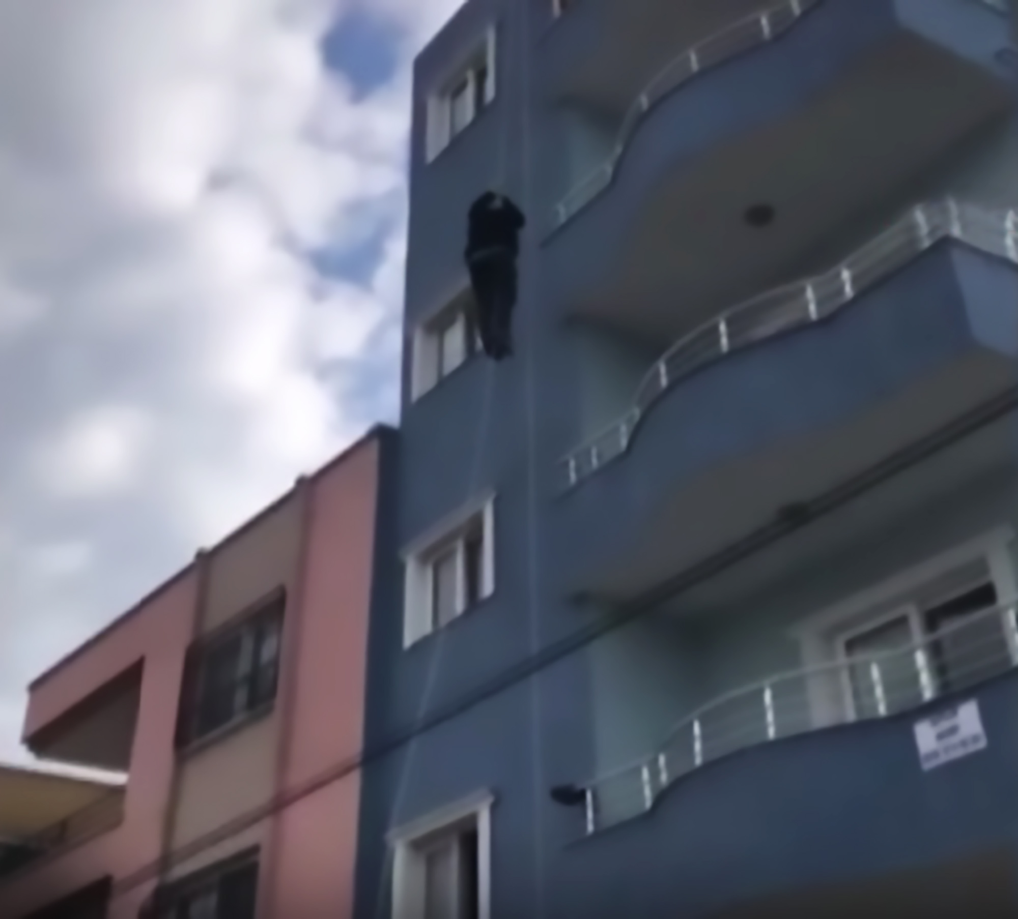 Read more about the article Man Uses Self As Pulley Counterweight On Tall Building