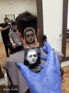 Read more about the article White Walker Barber Gives Client GoTs Arya Stark Haircut
