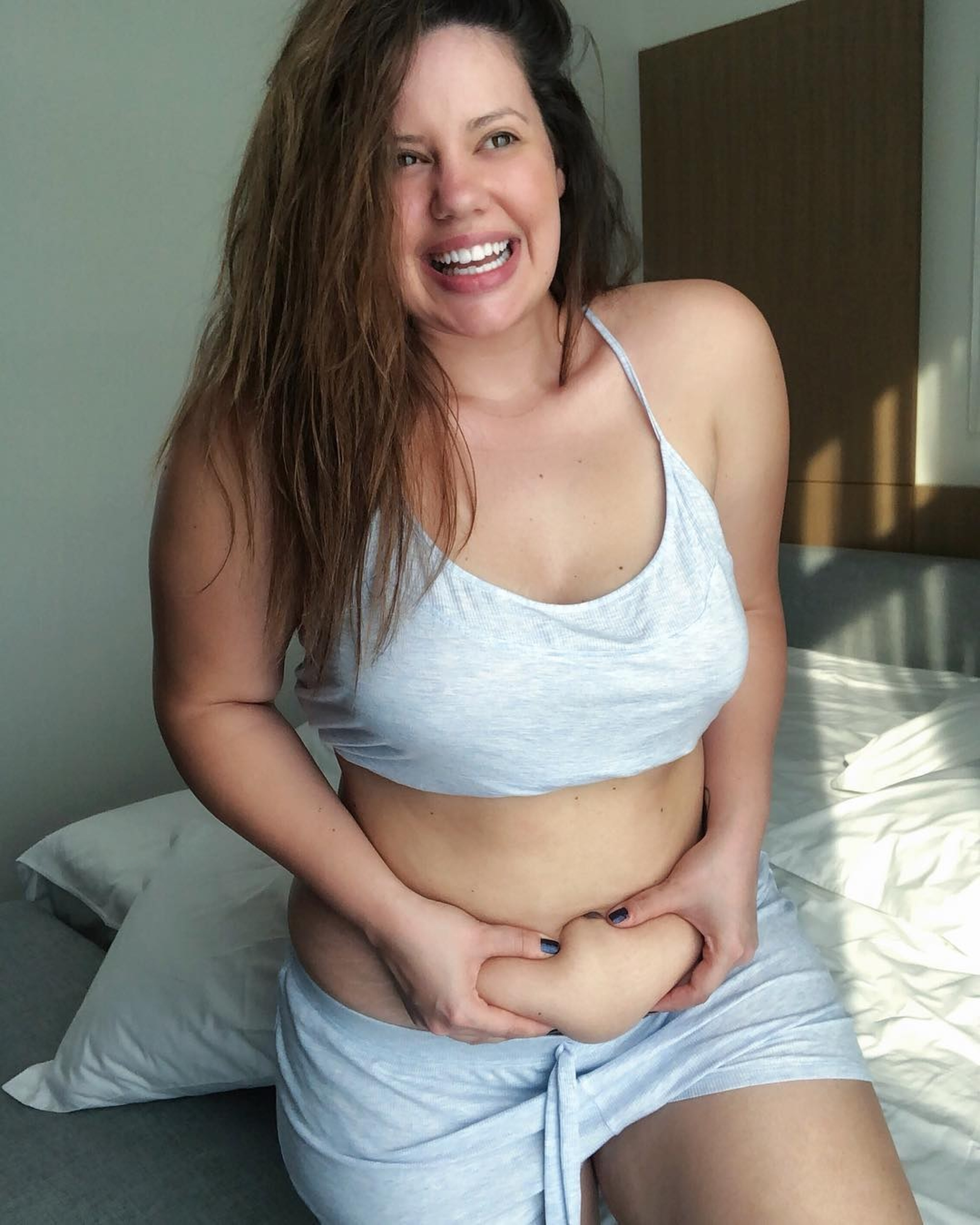 Read more about the article Plus Size Model Praised For Brave Belly Grab Pic