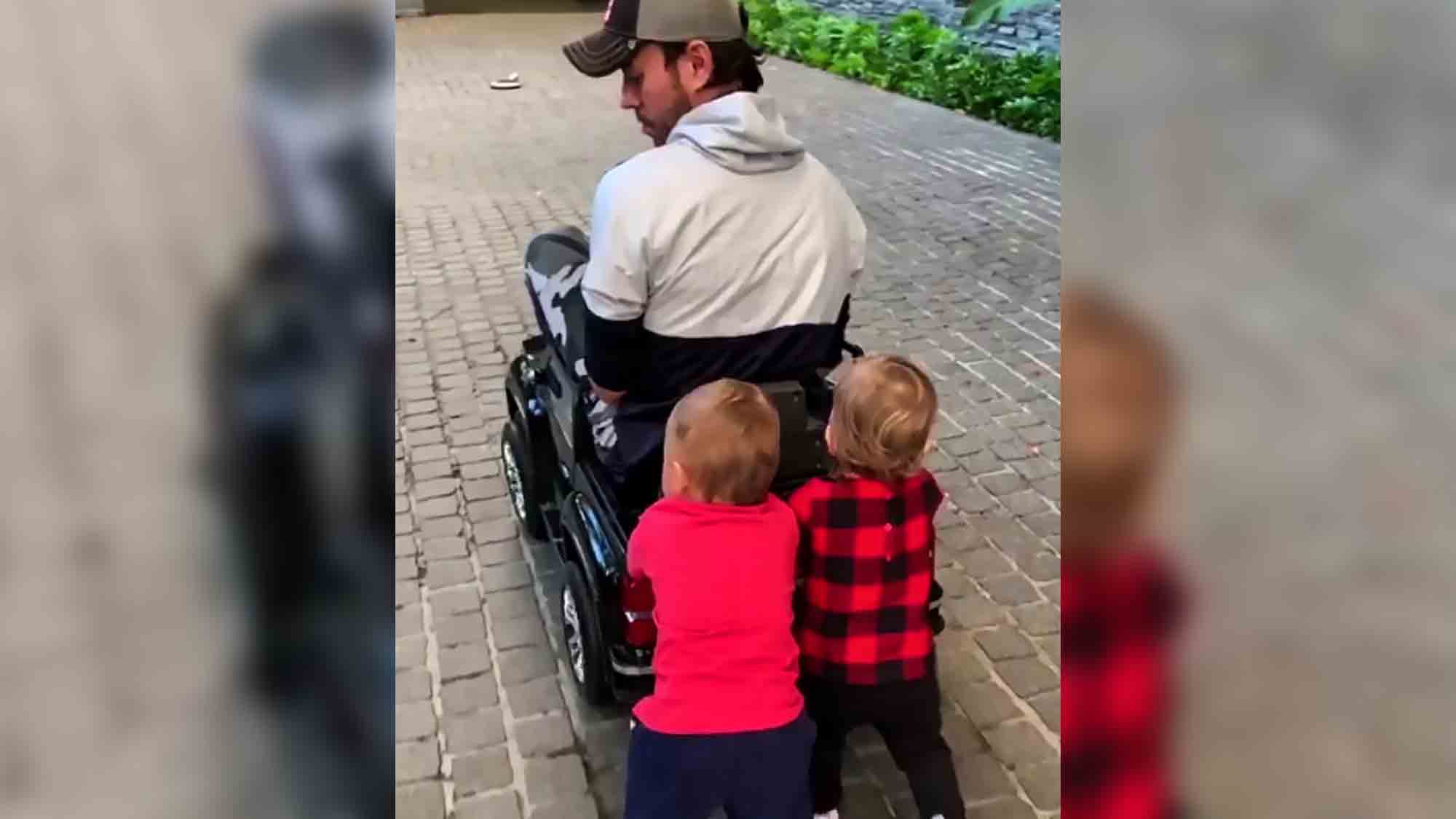 Read more about the article Viral: Cute Twins Push Dad Enrique Iglesias In Toy Car