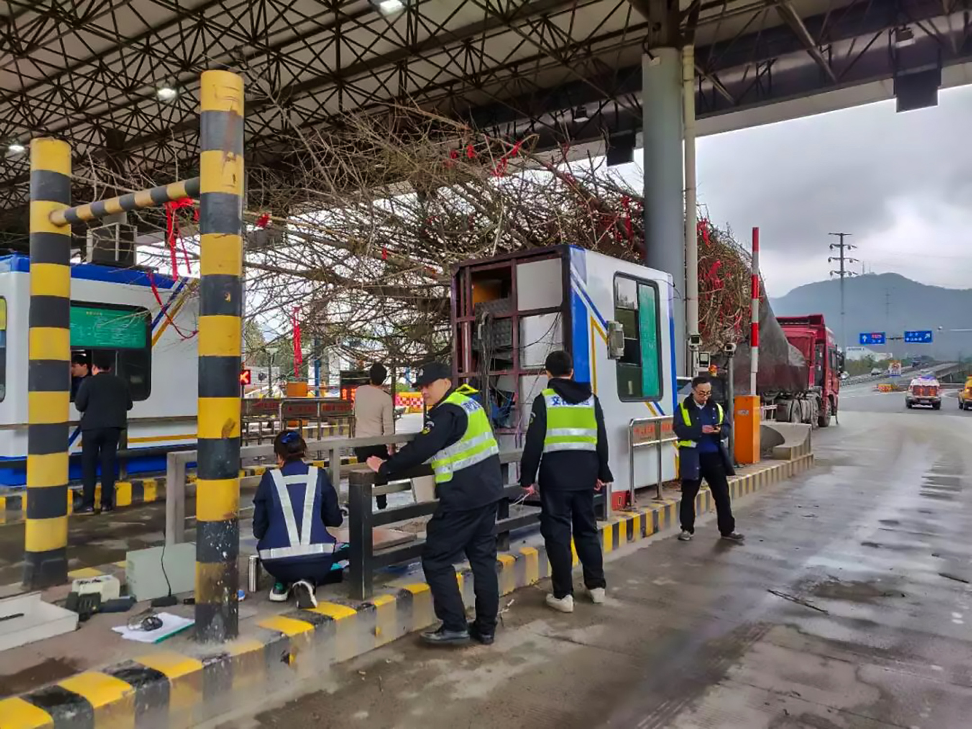 Read more about the article Tree Cargo Uproots Toll Booth With Staff Inside