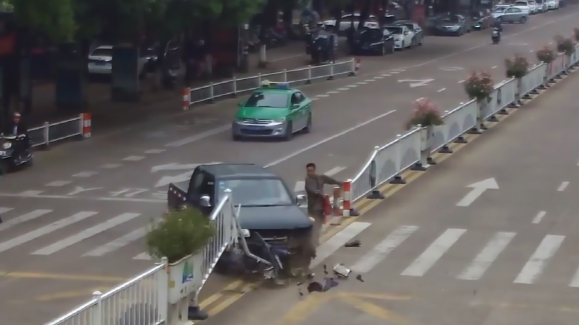 Read more about the article Bum Moving Man Dodges Huge Pickup Truck At Last Second