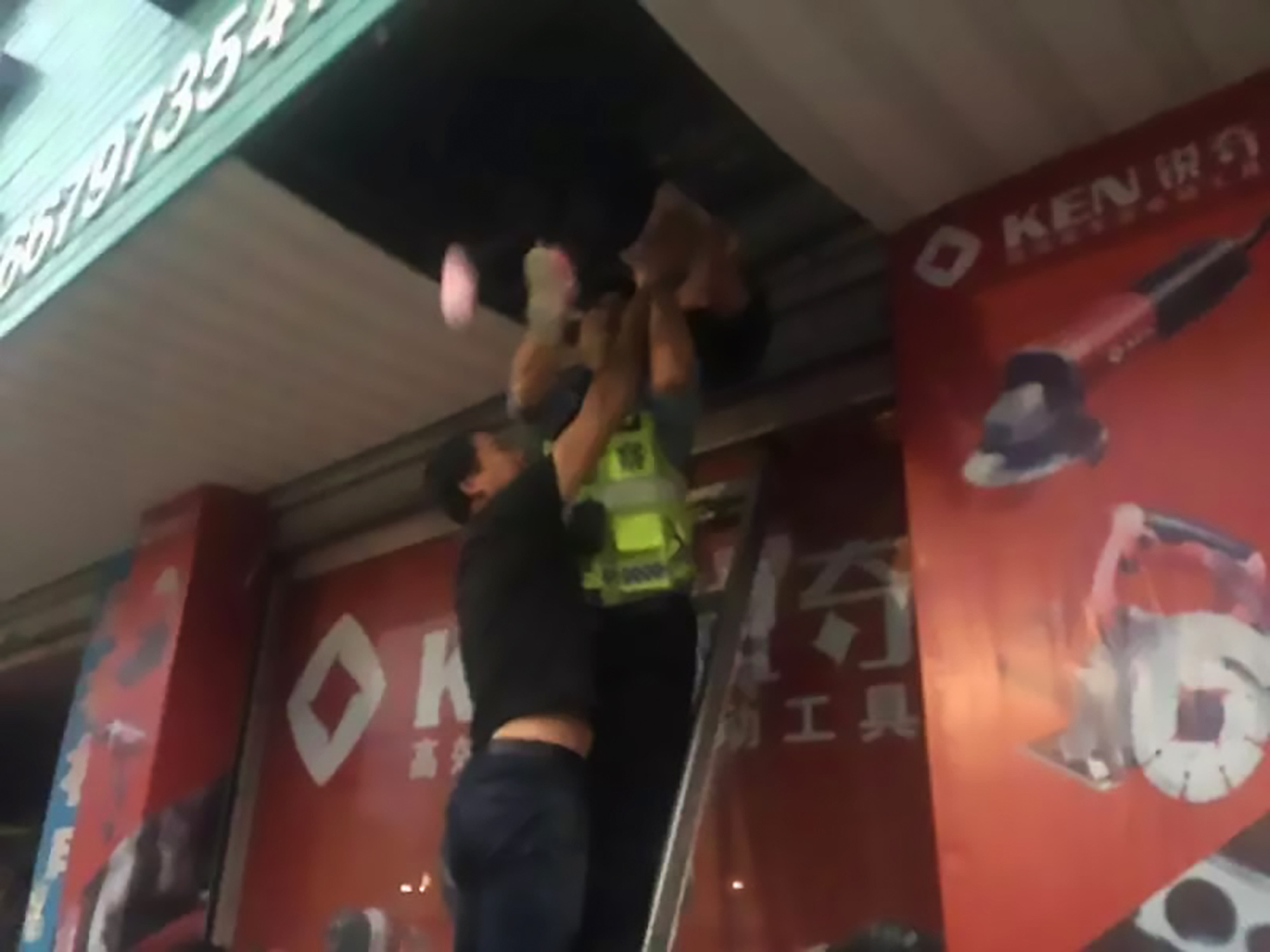Read more about the article Girl Survives 5th-Floor Drop After Landing On Shop Sign