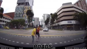 Read more about the article Hero DHL Delivery Man Gives OAP Piggyback Across Road