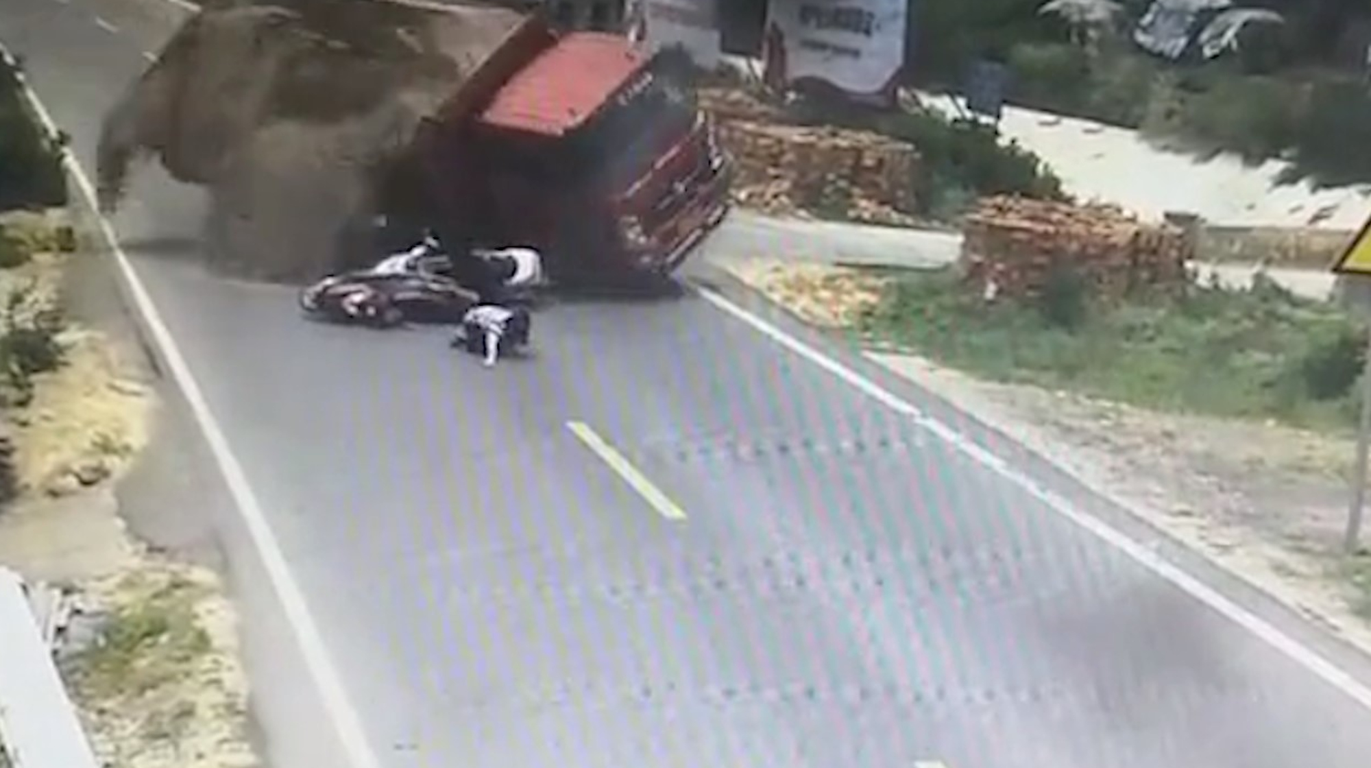 Read more about the article Overturning Lorry Buries Clumsy Scooter Riders In Sand