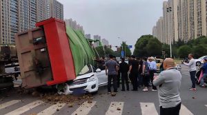 Read more about the article Half Of SUV Flattened By Overturning Lorry