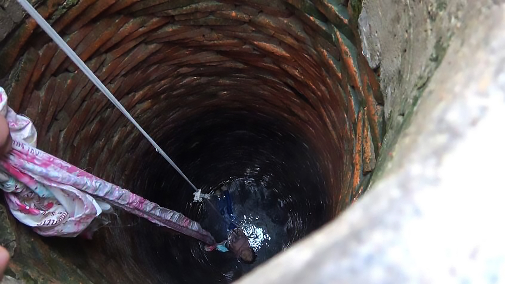Read more about the article Firefighters Rescue Girl, 4, From Bottom Of Well