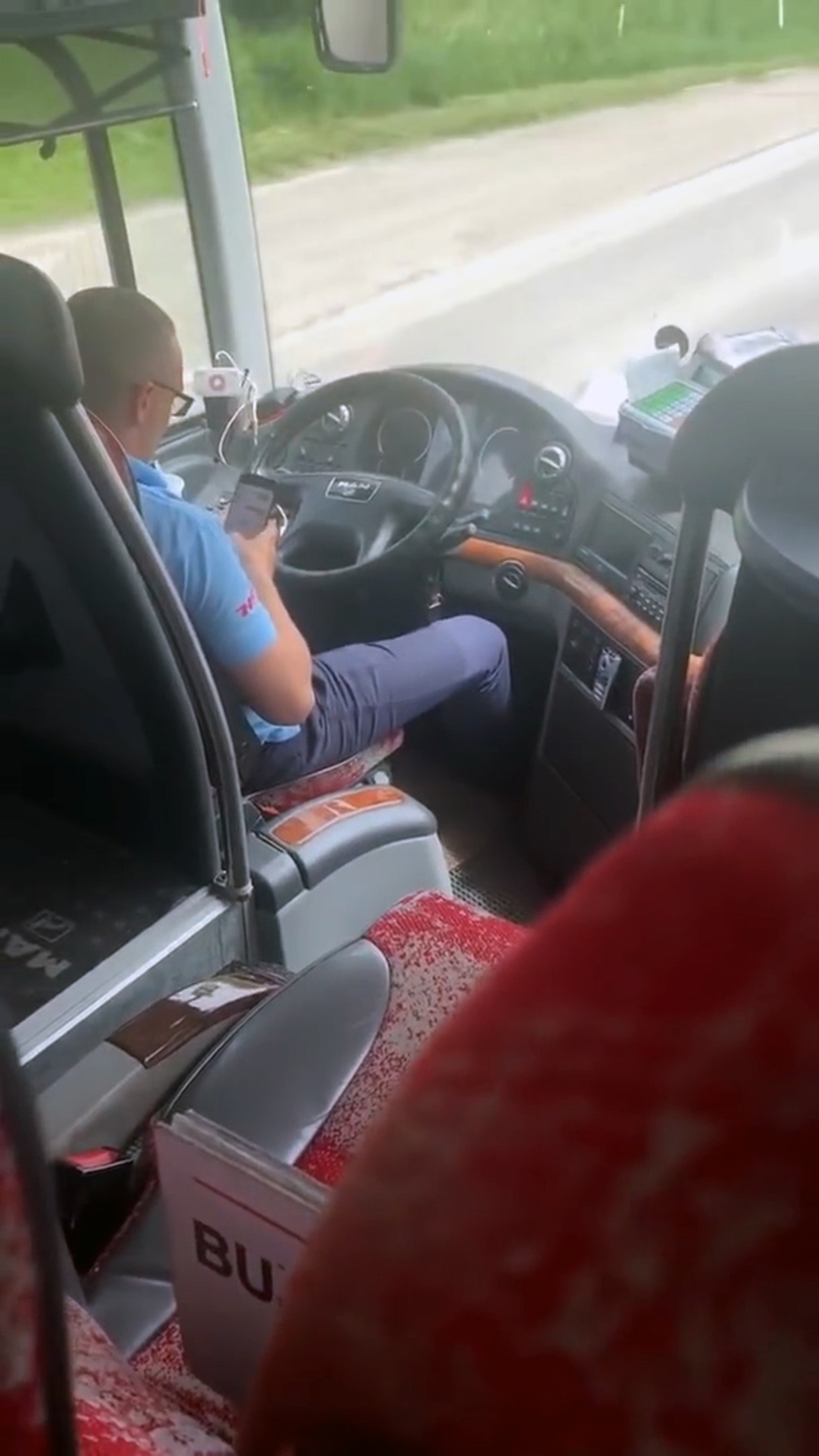 Read more about the article Bus Driver Filmed Texting By Passengers On Busy Road