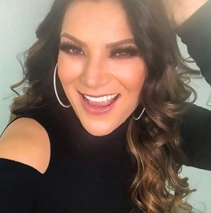 Read more about the article Sexy Latin Diva Fears Going Blind After Failed Eye Op