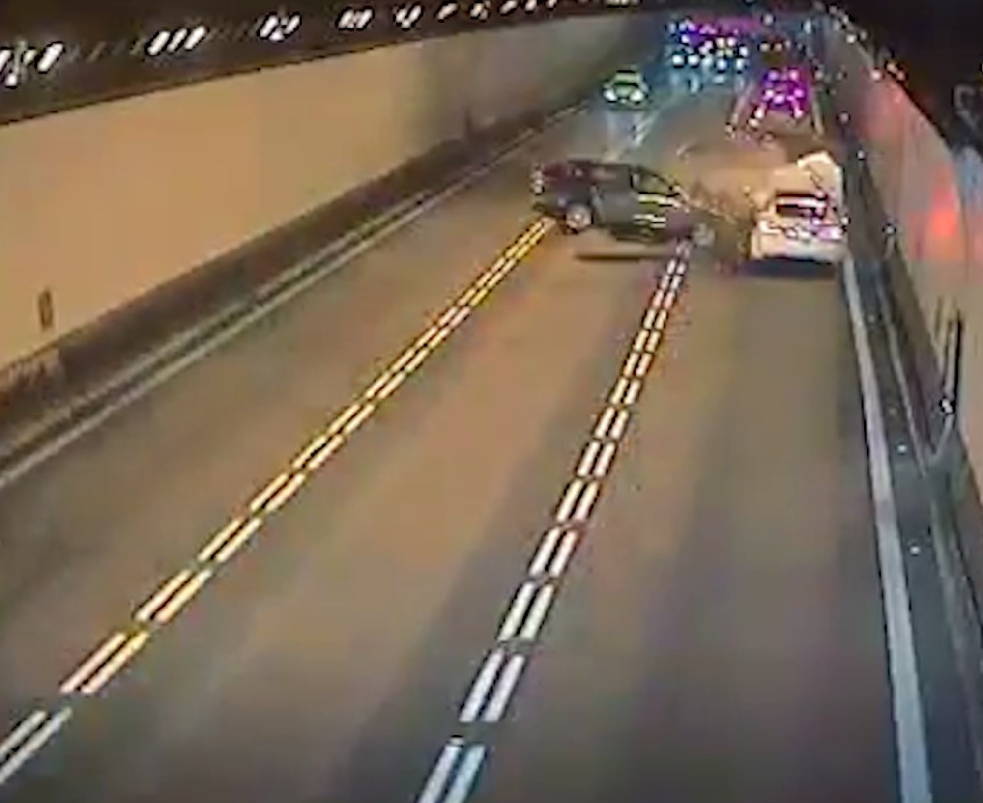 Read more about the article Driver Flies Across 3 Lanes After Head-On Tunnel Smash