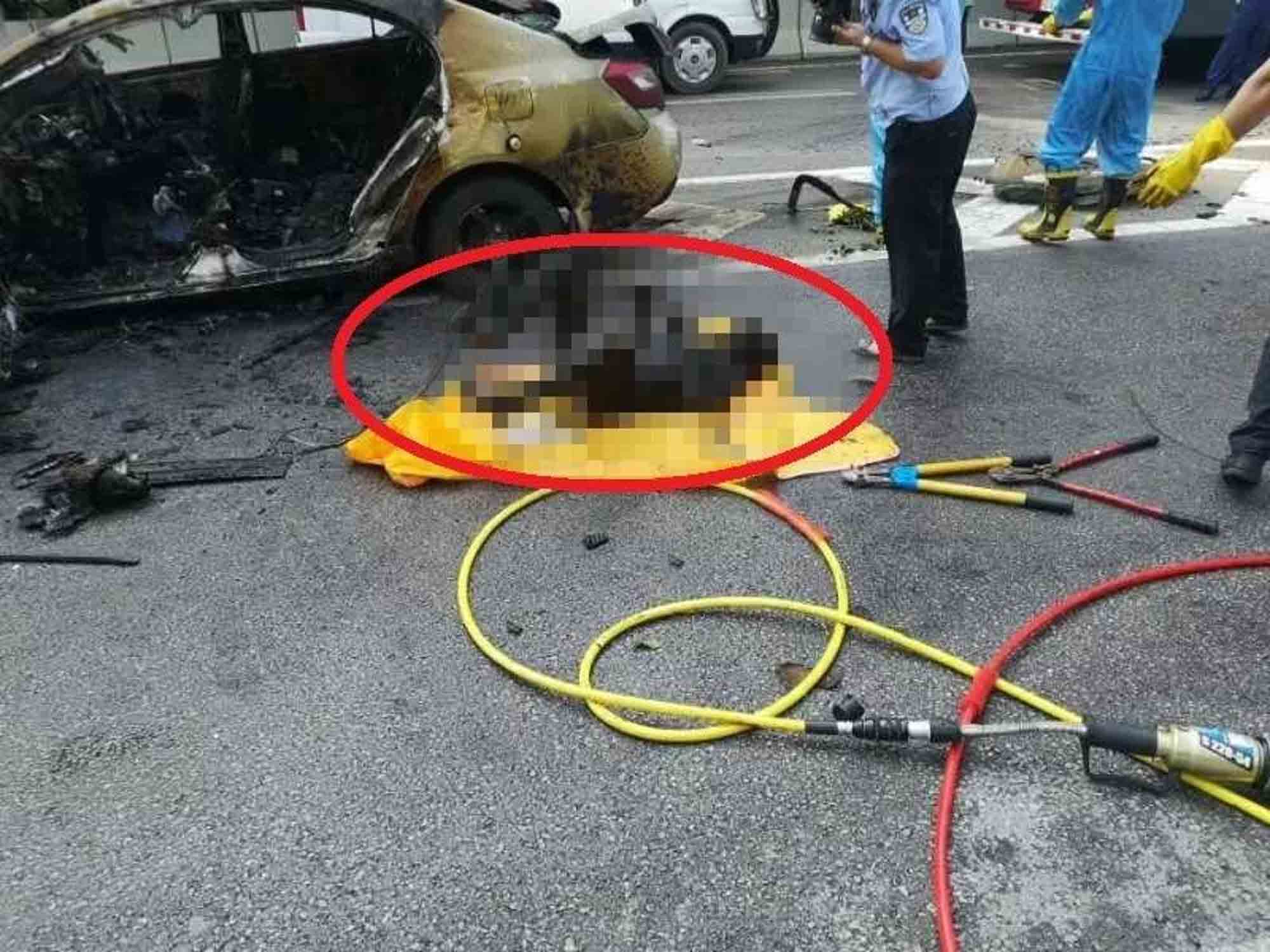 Read more about the article Helpless Driver Trapped In Burning Car After Mway Crash