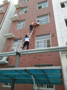 Read more about the article Agile Man On Ladder Holds Tot Hanging From 2nd Floor