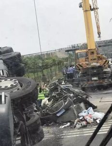 Read more about the article Crane Veers Onto Wrong Side Of Mway And Crushes Car
