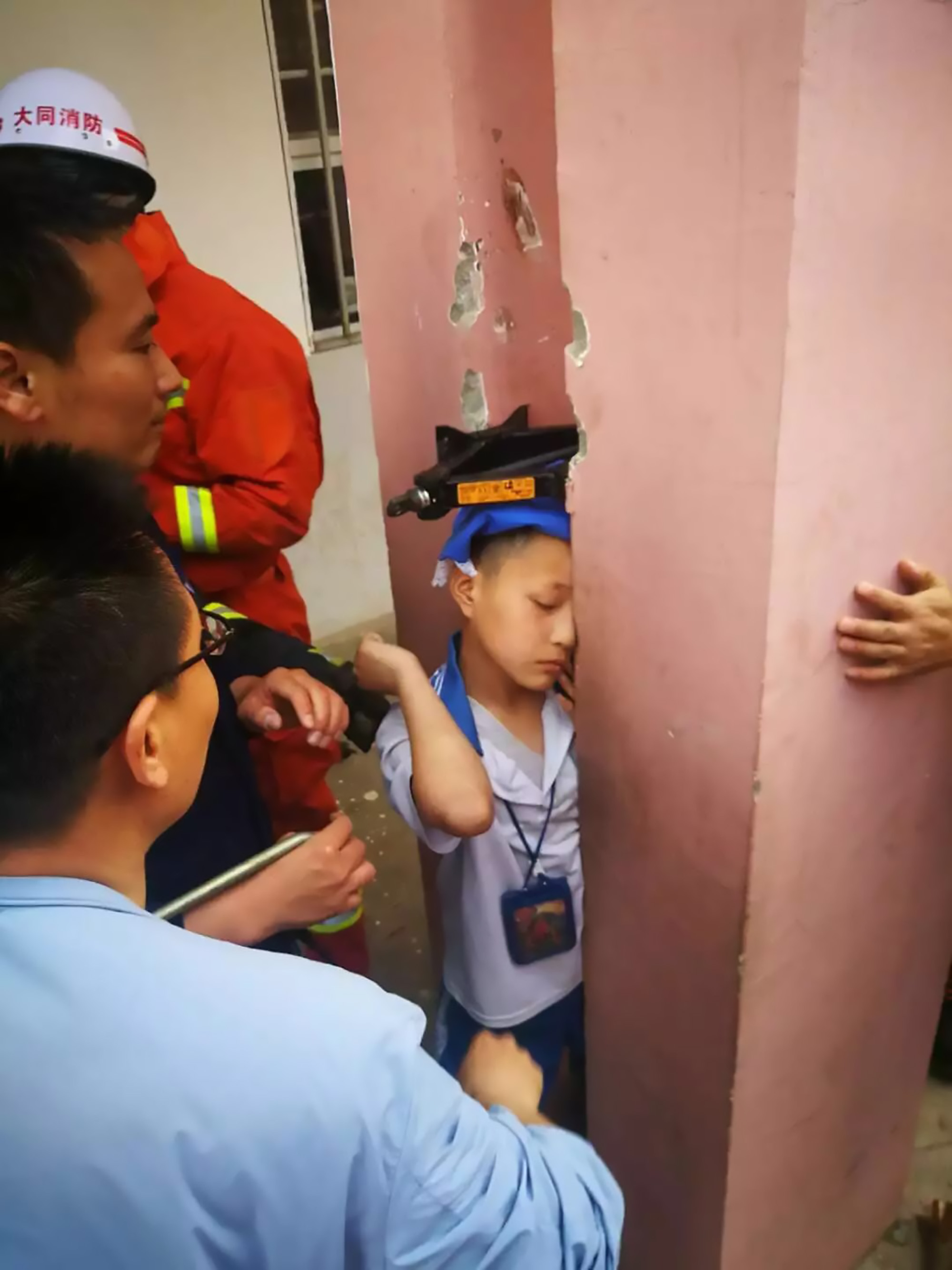 Read more about the article Boy Freed After Head Trapped Between 2 Concrete Pillars