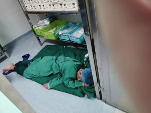 Read more about the article Tired Surgeons Nap On Theatre Floor During 10hr Op