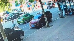 Read more about the article Woman Spins In Circles In Reverse As She Tries To Park