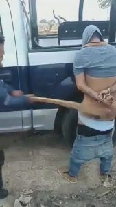 Read more about the article Mexican Cops Beat Thiefs Bare Backside With Stick